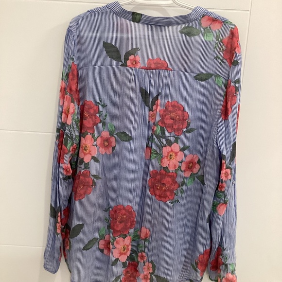 Christopher & Banks Ladies long V- neck tunic top. - Picture 2 of 4